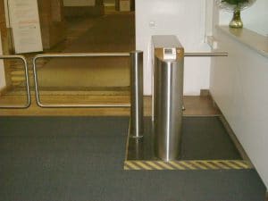 Drehsperre und Schwenktür auf Palette