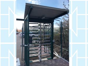 Hohes Aussendrehkreuz mit Dach